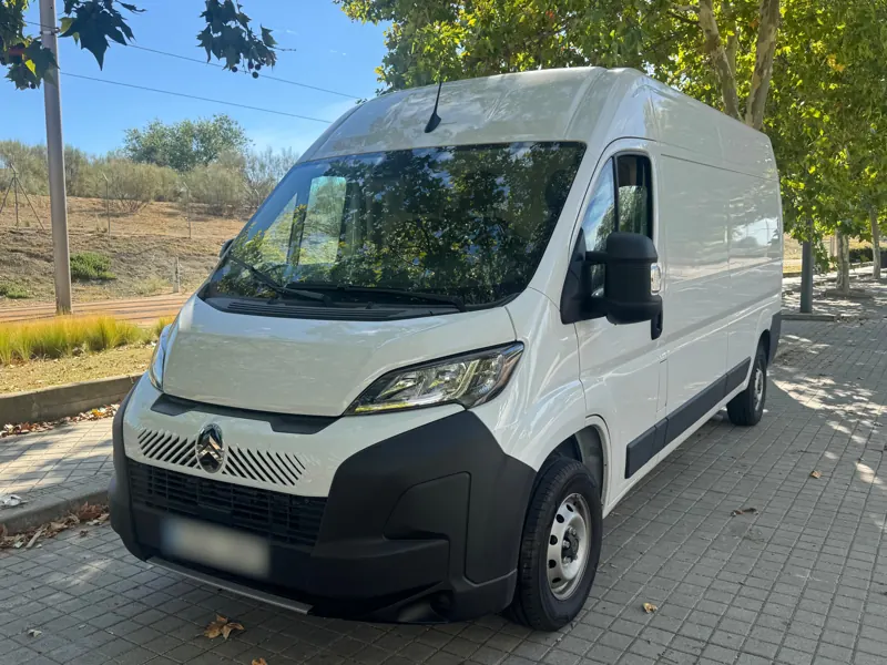 Furgoneta Citroën Jumper blanca de MALDO, vista frontal en tres cuartos